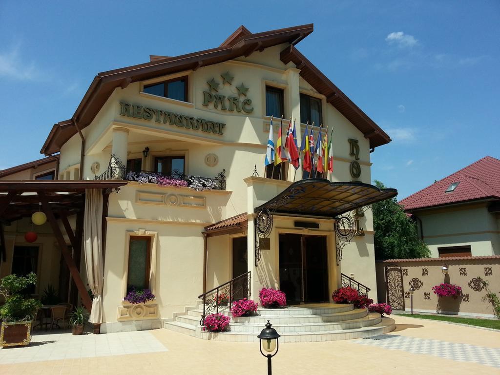 Hotel Parc Tecuci Экстерьер фото