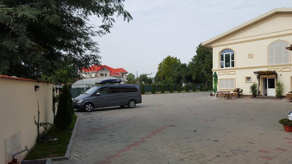 Hotel Parc Tecuci Экстерьер фото